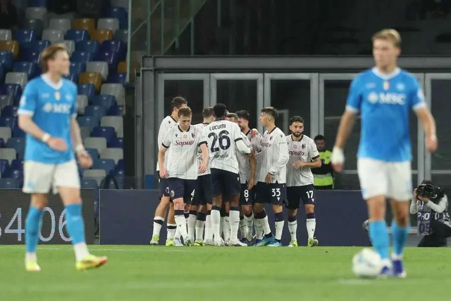 Los futbolistas del Bolonia celebran la victoria en el Maradona