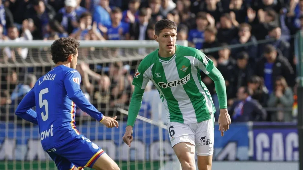 Sergi Altimira juega un balón ante Luis Milla en el Getafe-Betis de Liga esta temporada.