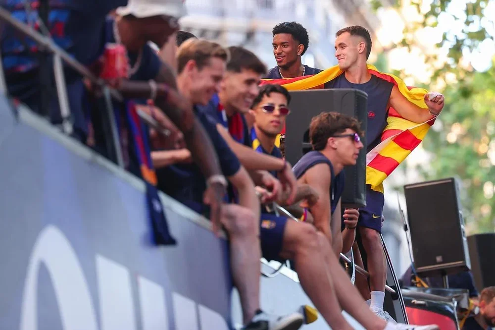 Los jugadores del Barça celebrán el título de liga por las calles de Barcelona