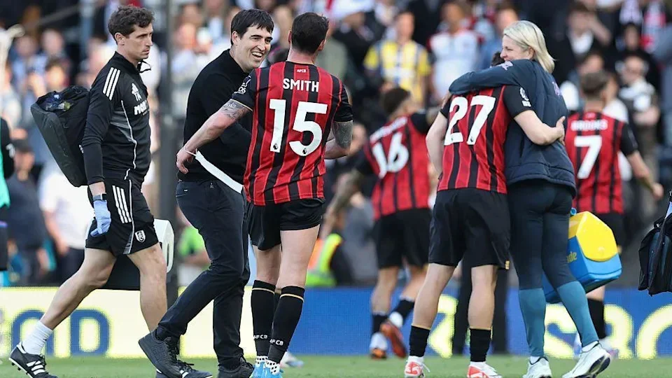 Bournemouth manager Andoni Iraola celebrates at the end of the match with Adam Smith
